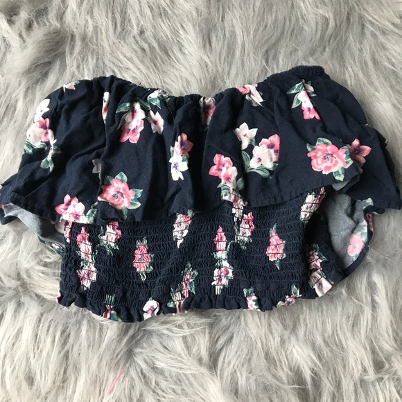 Hollister floral short crop too - Picture 1 of 2